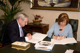 Firma de convenio Gonzalo de Castro para la donación de material fotográfico histórico a la Universidad de Málaga. Rectorado. Marzo de 2008