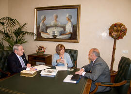Firma de convenio Gonzalo de Castro para la donación de material fotográfico histórico a la Universidad de Málaga. Rectorado. Marzo de 2008