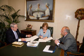 Firma de convenio Gonzalo de Castro para la donación de material fotográfico histórico a la Universidad de Málaga. Rectorado. Marzo de 2008