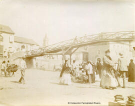 Málaga, puente de madera sobre el río Guadalmedina, construido tras la riada de 1907 que destruyó el anterior Puente de la Aurora. Fotógrafo desconocido.