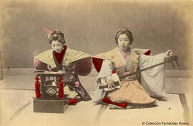 Japón, retrato de dos jóvenes japonesas, tocando un shamisen. Fotógrafo desconocido