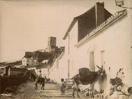 Torremolinos (Málaga), Cuesta del Tajo y torre de Pimentel, con niños y burritos en la calle. Fotógrafo desconocido.