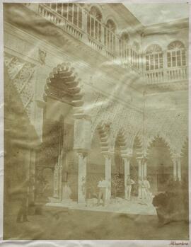 Sevilla, Alcazar, patio de las Doncellas con jardineros y operarios. Leygonier.