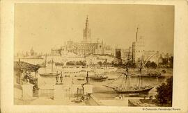 Sevilla, reproducción de un dibujo de la ciudad desde el Guadalquivir, con la Torre del Oro, la Catedral y barcos en el muelle. Fotógrafo desconocido.