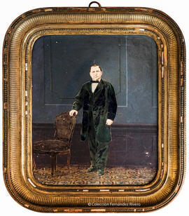 Madrid, Retrato de caballero de pie apoyado en silla. Alonso Martínez.