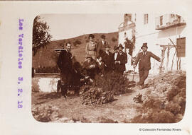 Málaga, Lagar de Pro Alto con un grupo de excursionistas, tras ellos una fuente. Fotógrafo desconocido.