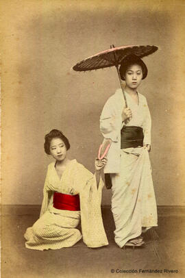Japón, retrato de dos jóvenes japonesas, una sentada y otra de pie con una sombrilla. Ueno Hikoma