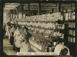 Málaga, interior de la fábrica de tejidos de La Aurora con las operarias en sus puestos de trabajo. Fotógrafo desconocido