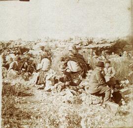 Parque Natural Torcal de Antequera (Málaga), grupo de excursionistas descansando. Fotógrafo desconocido.