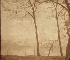 Sevilla, Torre del Oro y barco en el río Guadalquivir con niebla. Fotógrafo desconocido.