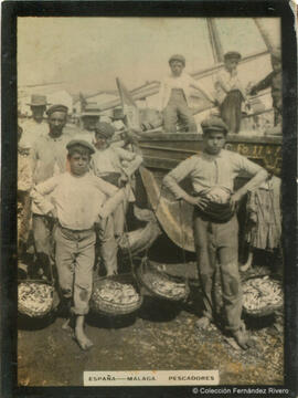 Málaga, retrato de cenacheros en el muelle de pesca junto a los pescadores y un barco. Alois Beer.