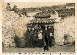Benaque (Málaga), retrato del poeta Salvador Rueda (sentado) con familiares y amigos ante su casa natal. Fotógrafo desconocido.