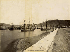 Málaga, el puerto, muelle viejo con dos grandes veleros desde el morro. Autor desconocido.