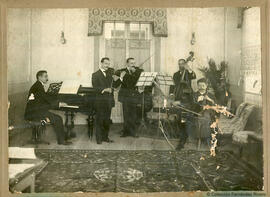 Málaga, orquesta tocando en el interior de una habitación. Autor desconocido.
