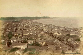 Japón, panorama de una ciudad costera sin identificar. Fotógrafo desconocido
