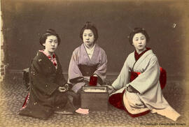 Japón, retrato de tres geishas sentadas. Ueno Hikoma.