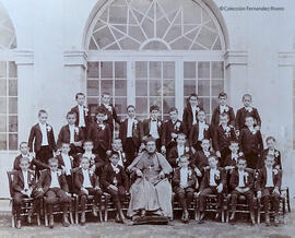 Málaga, Colegio de San Agustín, retrato colectivo de alumnos con el un miembro de la jerarquía eclesiástica. Ayola.