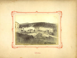 Vallvidrera (Barcelona), la plaza, al fondo la sierra de Collserola. Fotógrafo desconocido.