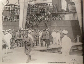 Málaga, movimiento de tropas en el muelle del puerto. Autor desconocido.