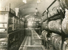 Malaga, interior de un comercio de recambios para automóviles. Francisco Sánchez Rodríguez