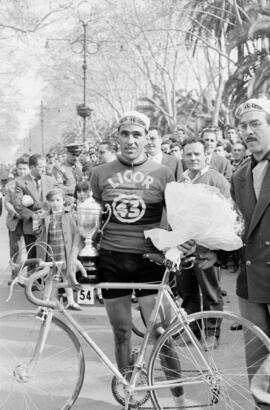 Vicente Iturat Gil recoge el premio en la VI Vuelta Ciclista a Andalucía. Etapa Málaga. Febrero, 1959. Málaga, España.