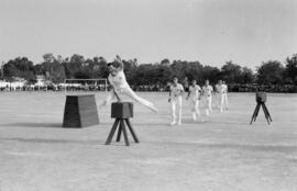 Alumnos haciendo deporte en la Escuela de Formación Profesional Francisco Franco. Abril de 1959. Málaga, España
