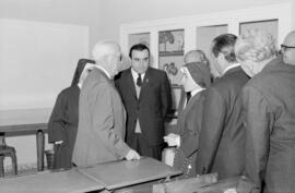 Visita del ministro de la Gobernación, Camilo Alonso Vega, al Hospital Civil. Marzo de 1967. Mála...