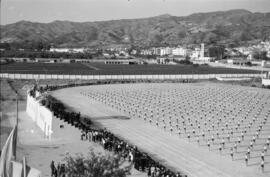 Alumnos haciendo deporte en la Escuela de Formación Profesional Francisco Franco. Abril de 1959. Málaga, España