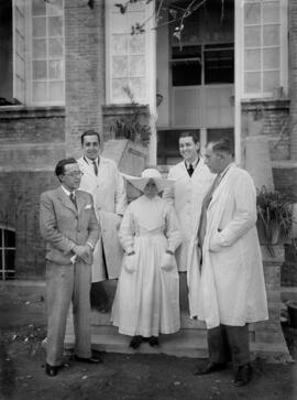 Retrato de grupo en la puerta del Hospital Civil. Hacia 1925. Málaga, España.