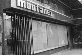 Manifestación por la autonomía de Andalucía. 1977-12-04. Málaga, España. 2.9. Destrozos en el mobiliario urbano.