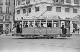 Tranvía a su paso por la plaza de la Marina. Abril de 1954. Málaga. España.