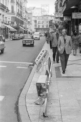 Manifestación por la autonomía de Andalucía. 1977-12-04. Málaga, España. 2.9. Destrozos en el mobiliario urbano