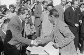 El Palo. Entrega de viviendas. 27 de diciembre de 1954. Asiste el gobernador civil, Luis Julve Ceperuelo. Málaga, España.