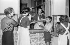Damnificados del Arroyo del Cuarto, atendidos en la Casa Cuna tras las inundaciones de de 29 de octubre. Noviembre de 1955. Málaga, España.