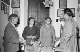 Barrio de El Palo. Investigador junto a una familia en el interior de una vivienda. Reportaje para la revista El Caso. Diciembre de 1954. Málaga, España.