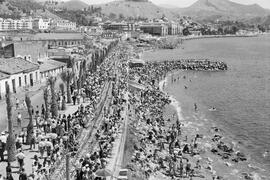 Playas de la Malagueta. Espectáculo de saltos de paracaidistas. Agosto de 1960. Málaga, España