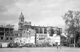Acera de la Marina y Cortina del Muelle, vista parcial. Al fondo la Catedral. Hacia 1954. Málaga, España. 195X0000_AR_2221_0008L303