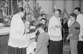 Confirmación de los alumnos. Escuela de Formación Profesional Francisco Franco. Marzo, 1954. Mála...