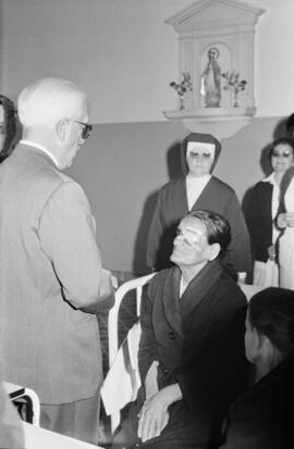 Visita del ministro de la Gobernación, Camilo Alonso Vega, al Hospital Civil. Marzo de 1967. Mála...