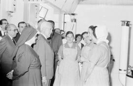 Visita del ministro de la Gobernación, Camilo Alonso Vega, al Hospital Civil. Marzo de 1967. Mála...