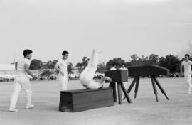 Alumnos haciendo deporte en la Escuela de Formación Profesional Francisco Franco. Abril de 1959. Málaga, España