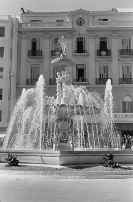 Plaza de la Constitución. Fuente de las Gitanillas. Julio de 1960. Málaga, España.