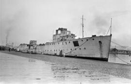 Junta de desguaces. Barcos en el Puerto de Málaga. Febrero de 1954. Málaga. España.