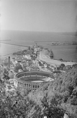 Vista de la ciudad desde el Castillo de Gibralfaro. Octubre de 1954. Málaga. España.