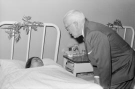 Visita del ministro de la Gobernación, Camilo Alonso Vega, al Hospital Civil. Marzo de 1967. Mála...