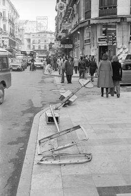 Manifestación por la autonomía de Andalucía. 1977-12-04. Málaga, España. 2.9. Destrozos en el mobiliario urbano en calle Larios.