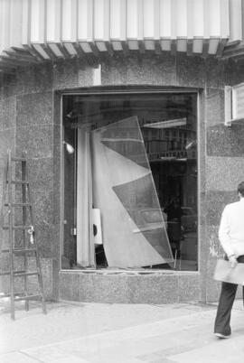 Manifestación por la autonomía de Andalucía. 1977-12-04. Málaga, España. 2.9. Destrozos en el mob...