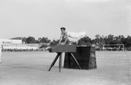 Alumnos haciendo deporte en la Escuela de Formación Profesional Francisco Franco. Abril de 1959. ...