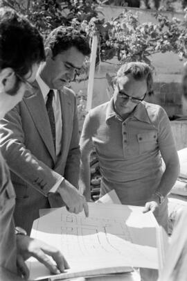 Francisco de la Torre, presidente de la Diputación Provincial, ante los planos de la Facultad de Medicina a construir en el Hospital Civil. Septiembre, 1972.  Málaga (España).