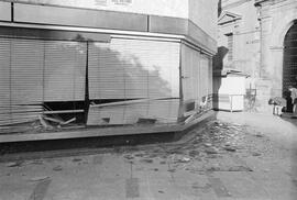Manifestación por la autonomía de Andalucía. 1977-12-04. Málaga, España. 2.9. Destrozos en el mobiliario urbano, plaza de la Constitución.